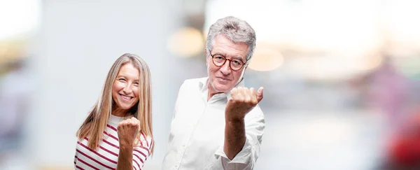 Marito Moglie Anziani Cool Gesticolando Vittoria Con Uno Sguardo Felice — Foto Stock