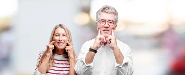Senior Cool Mann Und Frau Zwingt Ein Lächeln Auf Dem — Stockfoto
