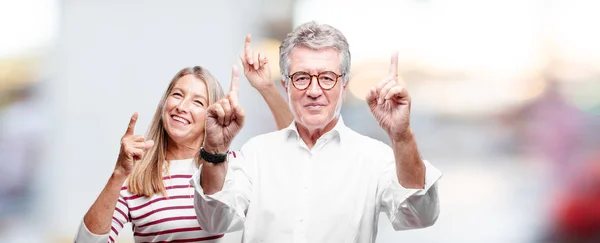 Senior Cool Mann Und Frau Gestikuliert Sieg Mit Einem Glücklichen — Stockfoto