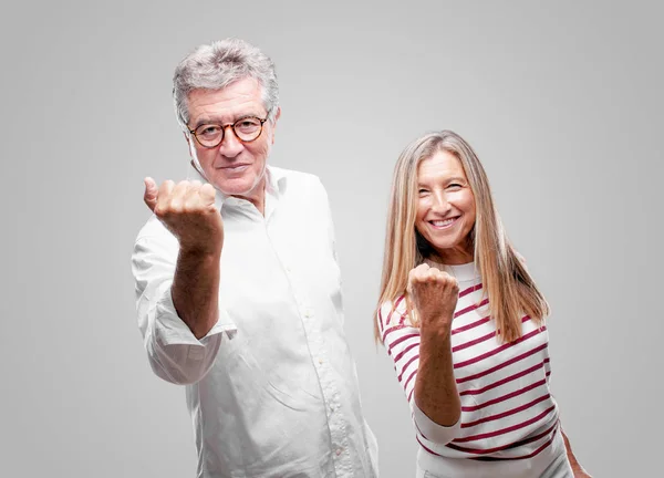 Senior Cool Mann Und Frau Gestikulieren Sieg Mit Einem Glücklichen — Stockfoto