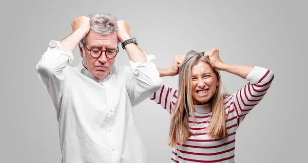 Senior Cool Marito Moglie Cercando Stressato Frustrato Esprimendo Costernazione Incredulità — Foto Stock
