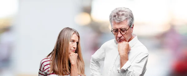 Senior Cool Marido Mujer Con Una Mirada Confusa Reflexiva Mirando — Foto de Stock