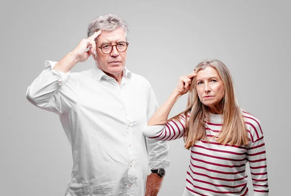 Senior Cool Mann Und Frau Konzentriert Sich Hart Auf Eine — Stockfoto