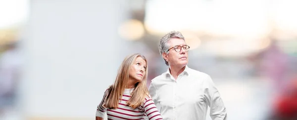 Marido Mujer Guays Mayores Sonriendo Mirando Hacia Arriba Hacia Los —  Fotos de Stock