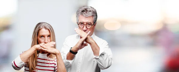 Seniores Esposo Fresco Esposa Com Ambas Mãos Cruzadas Frente Boca — Fotografia de Stock