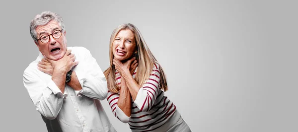 Senior Cool Man Vrouw Schreeuwen Zoek Verrast Benadrukt Doodsbang Met — Stockfoto