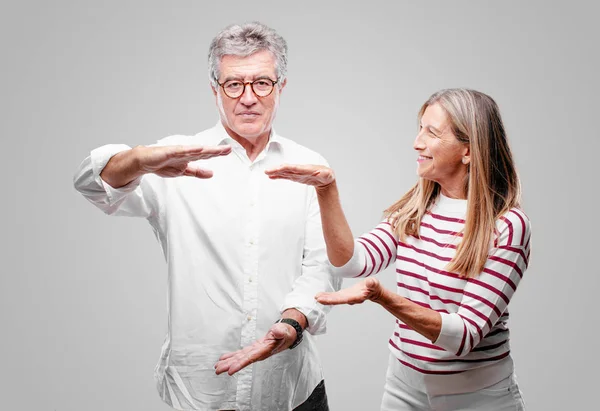 Senior Cool Man Vrouw Lachend Met Een Tevreden Uitdrukking Tonen — Stockfoto