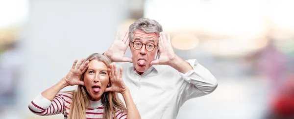 シニアのクールな夫と妻の冗談 おかしい 愚かな 遊び心のある表情で舌を突き出して 愚か者のように見える — ストック写真