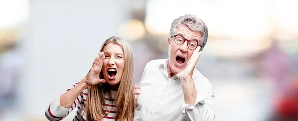 シニアのクールな夫と妻の狂ったように大声で叫び 怒りの表情で手を呼び出す 大きな発表を通信 — ストック写真