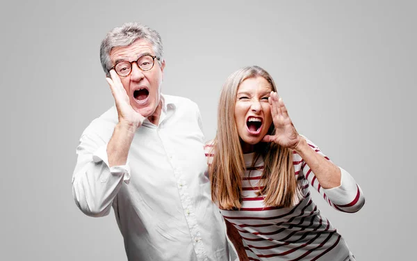 Vedoucí Cool Manžel Manželka Křičí Hlasitě Jako Blázen Volání Rukou — Stock fotografie