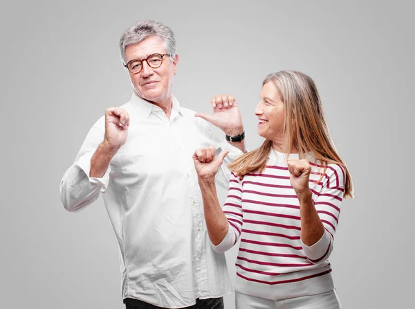 Senior Cool Man Vrouw Met Een Trots Gelukkig Vol Vertrouwen — Stockfoto