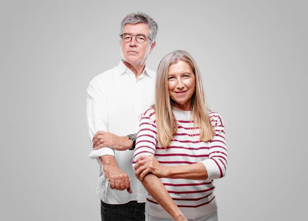 Senior Coole Eheleute Mit Einem Stolzen Glücklichen Und Selbstbewussten Gesichtsausdruck — Stockfoto