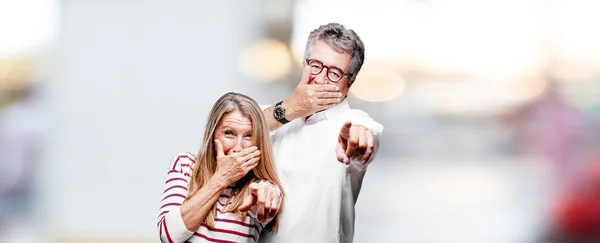 Suami Dan Istri Senior Yang Dingin Tertawa Keras Pada Sesuatu — Stok Foto