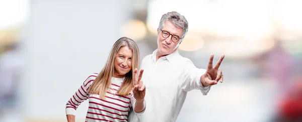 Suami Dan Istri Senior Yang Keren Dengan Bangga Bahagia Dan — Stok Foto