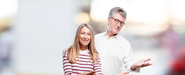 Senior Cool Marido Mujer Sonriendo Con Una Mirada Orgullosa Satisfecha — Foto de Stock