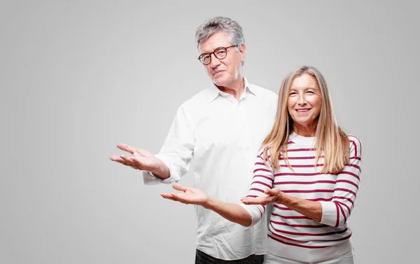Senior Cool Mann Und Frau Lächeln Mit Einem Stolzen Zufriedenen — Stockfoto