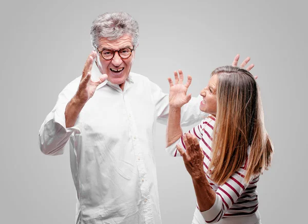 Senior Cool Mann Und Frau Sehen Wütend Unglücklich Und Frustriert — Stockfoto