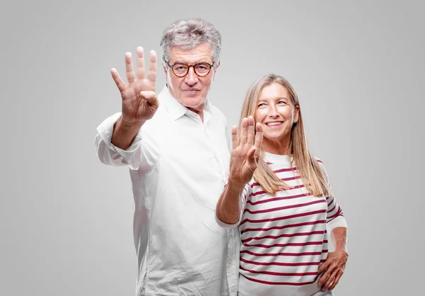Senior Cool Mann Und Frau Lächeln Und Sehen Zufrieden Und — Stockfoto