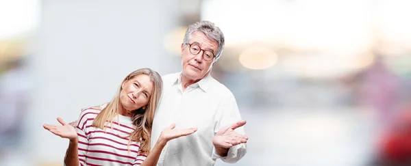 Senior Cool Husband Wife Quizzical Confused Look Doubting Different Choices — Stock Photo, Image