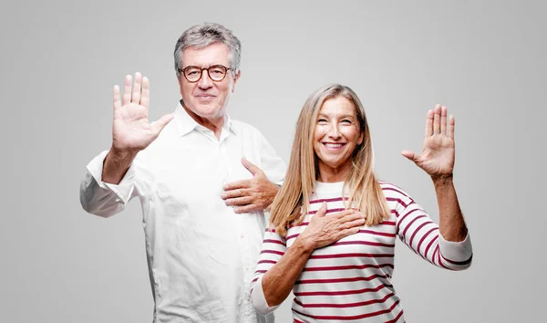 Senior Cool Mann Und Frau Lächeln Selbstbewusst Während Sie Ein — Stockfoto