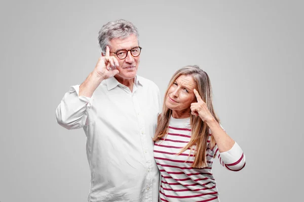 Senior Cool Mann Und Frau Schauen Glücklich Und Überrascht Lächeln — Stockfoto