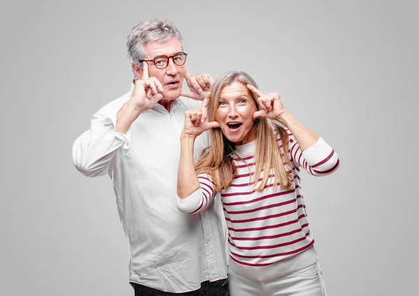 Senior Cool Mann Und Frau Schauen Glücklich Und Überrascht Lächeln — Stockfoto