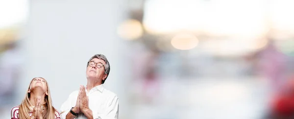 Suami Dan Istri Senior Yang Dingin Berdoa Dengan Cara Yang — Stok Foto