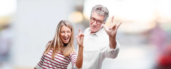 Senior Cool Esposo Esposa Cantando Rock Bailando Gritando Haciendo Gestos — Foto de Stock