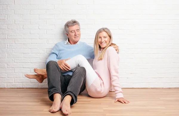 Hübsches Älteres Ehepaar Das Auf Dem Fußboden Seines Hauses Sitzt — Stockfoto