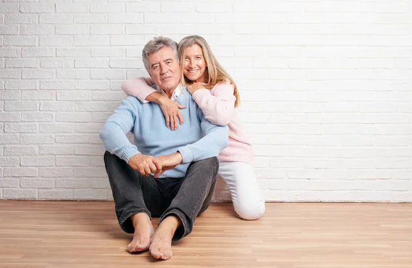 Hübsches Älteres Ehepaar Das Auf Dem Fußboden Seines Hauses Sitzt — Stockfoto