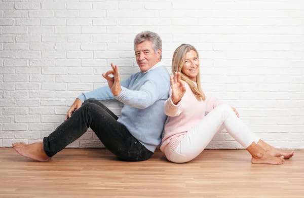 Hübsches Älteres Ehepaar Das Auf Dem Fußboden Seines Hauses Sitzt — Stockfoto