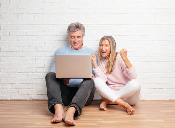 Pretty Senior Couple Sitting House Floor Laptop — Stock Photo, Image