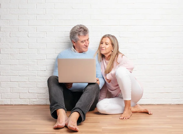 Pretty Senior Couple Sitting House Floor Laptop — Stock Photo, Image