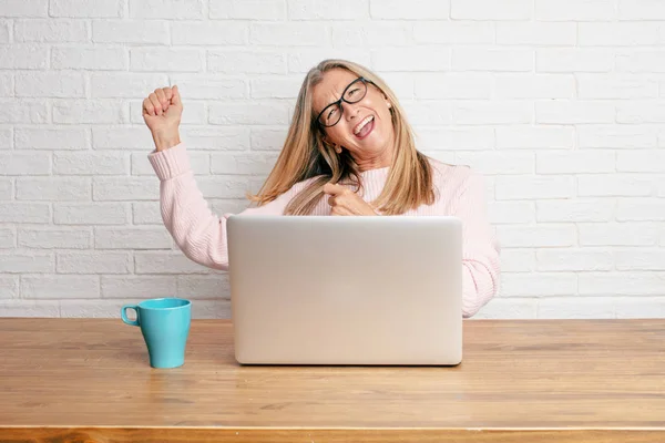 Senior Affärskvinna Leende Och Dansar Till Rolig Livlig Disco Musik — Stockfoto