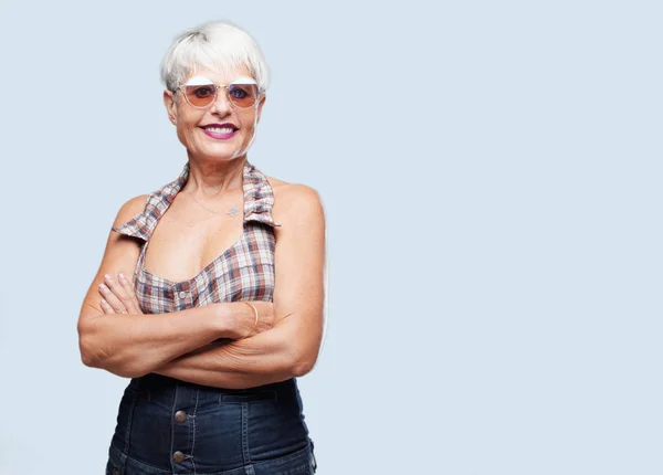 Senior Cool Vrouw Met Een Trots Tevreden Blij Blik Gezicht — Stockfoto