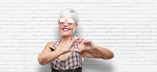 Mulher Legal Sênior Lateralmente Sorrindo Parecendo Feliz Apaixonado Fazendo Forma — Fotografia de Stock