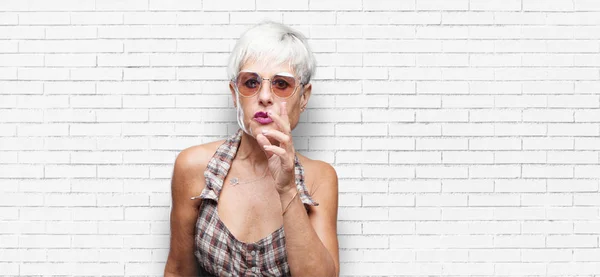 Senior Cool Vrouw Voorovergebogen Fluisteren Van Een Geheim Met Een — Stockfoto