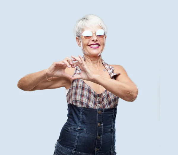 Senior Cool Vrouw Permanent Zijwaarts Glimlachen Zoek Gelukkig Verliefd Waardoor — Stockfoto