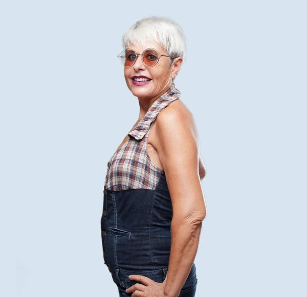 Anziana Donna Fresca Con Look Orgoglioso Soddisfatto Felice Con Entrambe — Foto Stock