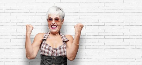 Anziana Donna Fresca Vittoria Gestuale Con Uno Sguardo Felice Orgoglioso — Foto Stock