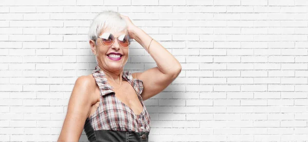 Senior Cool Femme Rire Haute Voix Avec Tête Inclinée Vers — Photo