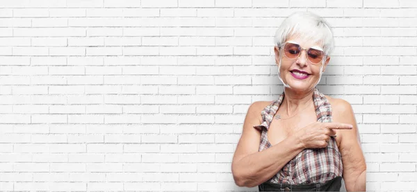 Anciano Fresco Mujer Sonriendo Señalando Lado Con Ambas Manos Hacia — Foto de Stock