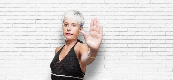 Senior Fajna Kobieta Sygnalizacja Stop Dłoni Skierowane Przodu Wyrażeniem Poważne — Zdjęcie stockowe