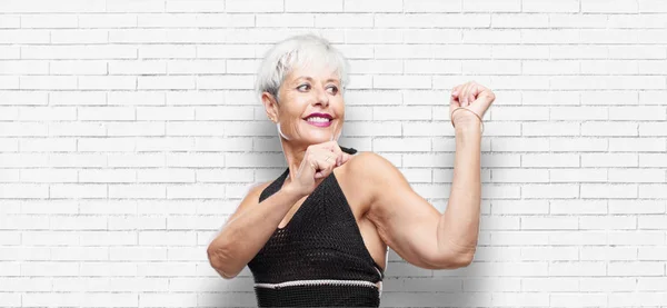 Mulher Legal Sênior Sorrindo Dançando Para Diversão Música Disco Animado — Fotografia de Stock