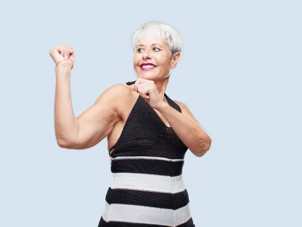 Mulher Legal Sênior Sorrindo Dançando Para Diversão Música Disco Animado — Fotografia de Stock