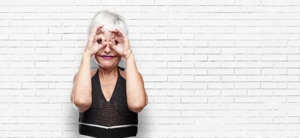 Senior Fajna Kobieta Pocierania Oczu Zdziwienie Niedowierzanie Zdumieni Przerażeni Ewentualnie — Zdjęcie stockowe