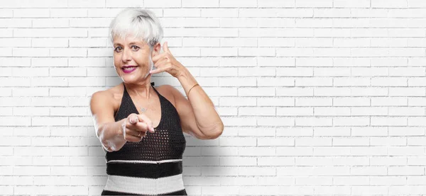 Senior Cool Frau Macht Einen Anruf Geste Oder Zeichen Mit — Stockfoto