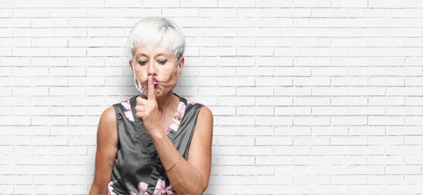 Anciano Fresco Mujer Gesto Guardar Silencio Con Mano Callando Exigiendo — Foto de Stock