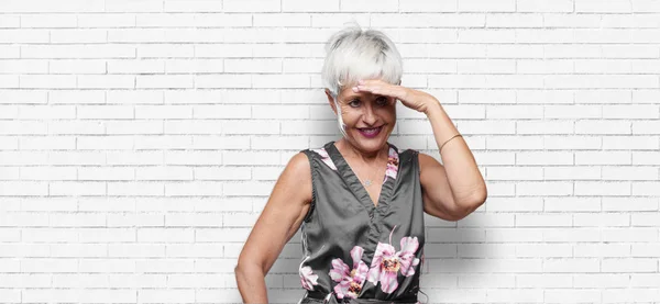 Anciano Fresco Mujer Feliz Darse Cuenta Algunas Buenas Sorprendentes Noticias —  Fotos de Stock