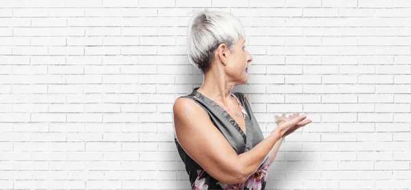 Senior Cool Frau Lächelt Mit Einem Stolzen Zufriedenen Und Glücklichen — Stockfoto